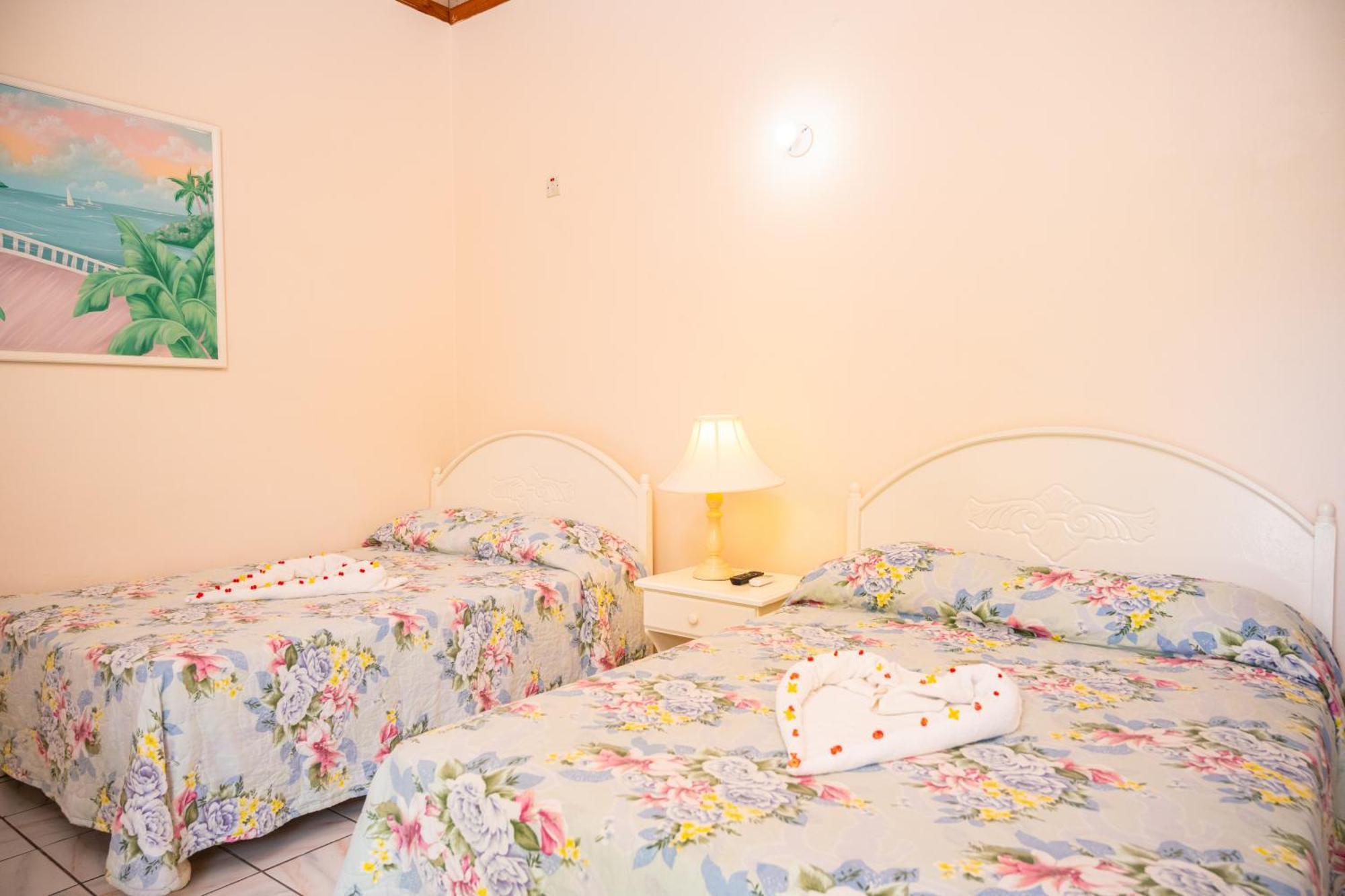 Shields Negril Villas Room photo