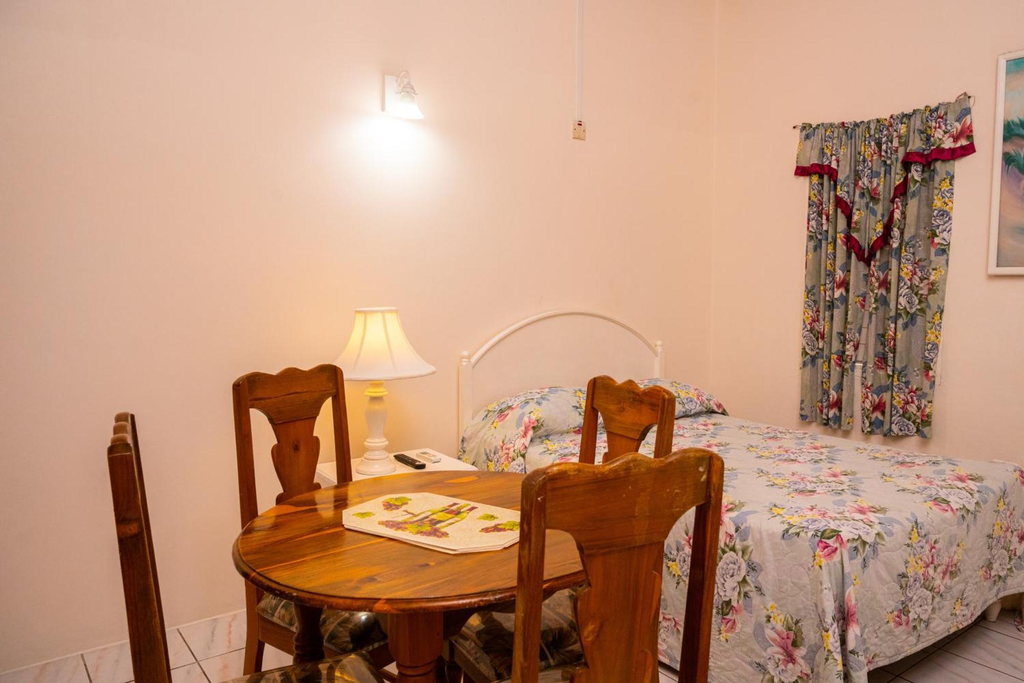 Shields Negril Villas Room photo