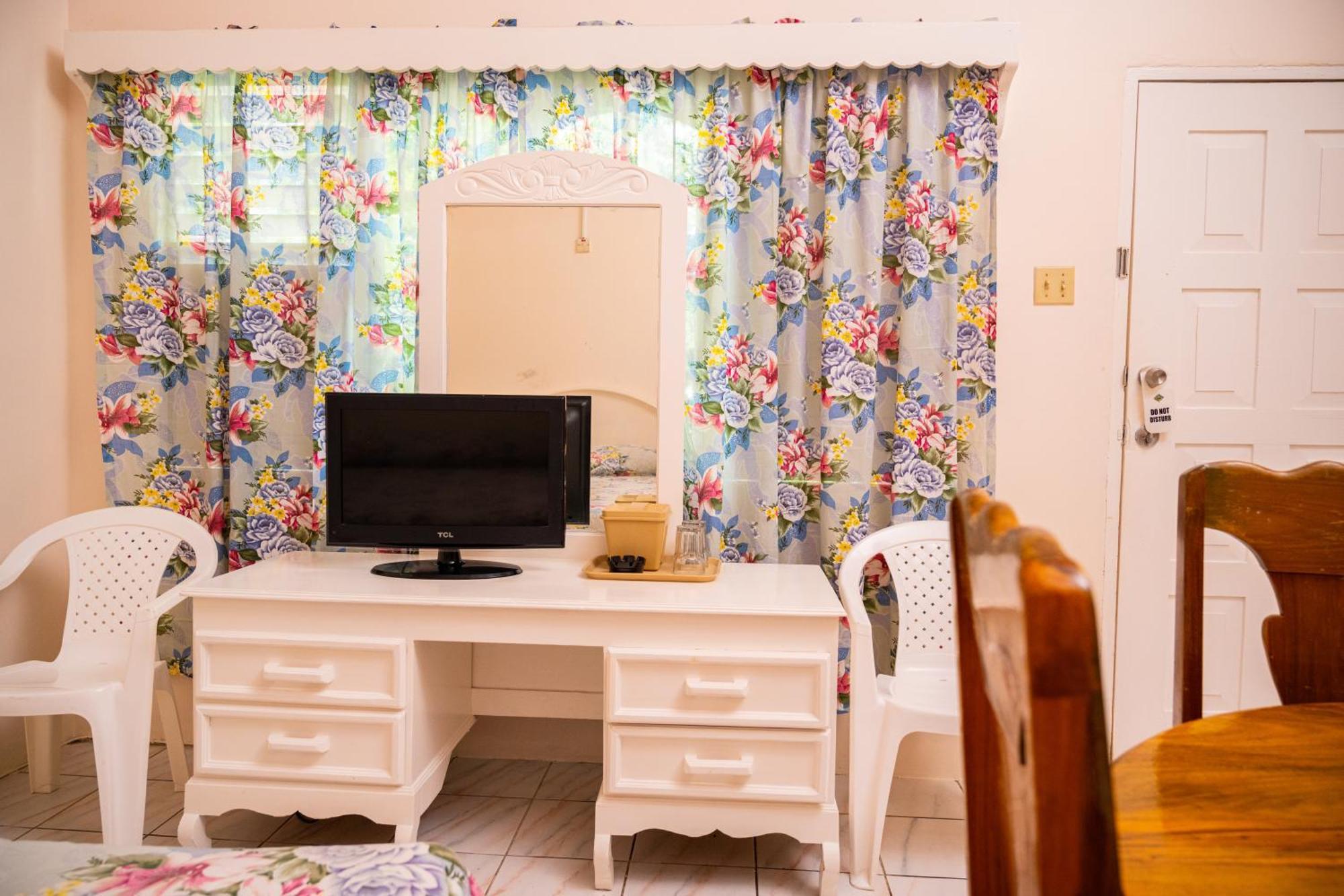 Shields Negril Villas Room photo